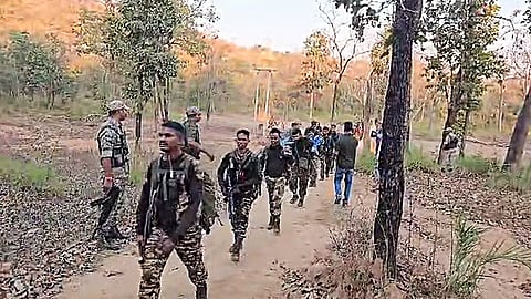 சத்தீஸ்கரில் பாதுகாப்புப் படையினர். 