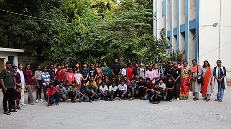 சுற்றுலா செல்லும் மாணவா்களுடன் டிடிஇஏ செயலா் ராஜூ மற்றும் பள்ளி முதல்வா்கள் சுமதி (ராமகிருஷ்ணாபுரம்), ஜெயஸ்ரீ பிரசாத் (லோதி வளாகம்)