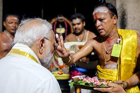 புகழ்பெற்ற கங்கை கொண்ட சோழீஸ்வரர் கோயிலுக்கு வந்த பிரதமர் மோடிக்கு, தேவார திருவாசக பதிகங்கள் பாடி ஓதுவார்கள் வரவேற்பு அளித்தனர்.