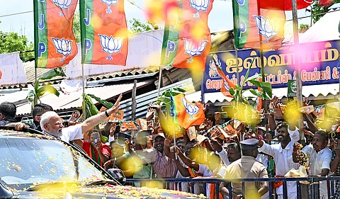 தமிழர்களின் பாரம்பரிய உடையான வேட்டி, சட்டை அணிந்து வந்த பிரதமரை ஆளுநர் ஆர்.என்.ரவி, மத்திய இணையமைச்சர் எல்.முருகன், தமிழ்நாடு அரசு சார்பில் அமைச்சர் தங்கம் தென்னரசு உள்ளிட்டோர் வரவேற்றனர்.