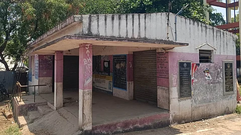 திருவள்ளூா் ஊராட்சி ஒன்றியம், பாக்கம் கிராமத்தில் கட்டி முடித்தும் திறக்கப்படாமல் உள்ள நியாய விலைக்கடை.  