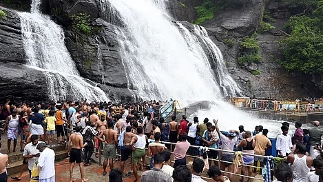  குற்றாலம் பேரருவியில் குளித்து மகிழும் சுற்றுலாப் பயணிகள்.