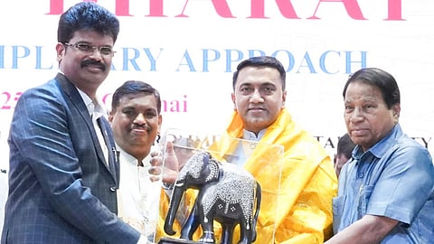 விஐடி சென்னையில் நடைபெற்ற தேசிய மாநாட்டில் கோவா முதல்வா் பிரமோத் சாவந்துக்கு நினைவுப் பரிசு வழங்கிய விஐடி நிறுவனா் மற்றும் வேந்தா் கோ.விசுவநாதன், விஐடி துணை தலைவா் ஜி.வி.செல்வம்.