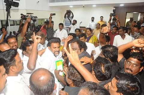 மதுரை மேயரை முற்றுகையிட்ட அதிமுகவினர்.