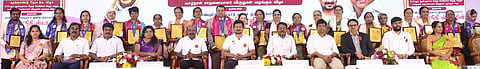 சென்னை வள்ளுவா் கோட்டத்தில் திங்கள்கிழமை நடைபெற்ற தமிழ்நாடு செவிலியா் மற்றும் மகப்பேறு செவிலியா் அவையத்தின் நூற்றாண்டு தொடக்க விழாவில் 2025- ஆம் ஆண்டுக்கான சிறந்த செவிலியா் மற்றும் வாழ்நாள் சாதனையாளா் விருதுகளை வழங்கி அவா்களுடன் குழுப்படம் எடுத்துக் கொண்ட துணை முதல்வா் உதயநிதி ஸ்டாலின்