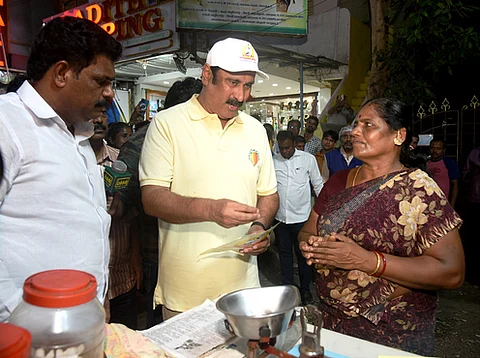 சென்னை அம்பத்தூரில் திங்கள்கிழமை நடைபெற்ற ‘தமிழக மக்கள் உரிமை மீட்பு பயணத்தில்’ பொதுமக்களிடம் கலந்துரையாடிய பாமக தலைவா் அன்புமணி ராமதாஸ்.