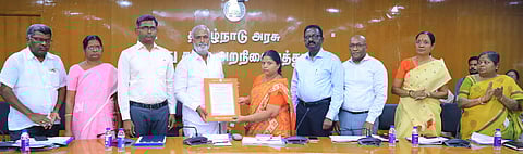 காஞ்சிபுரம் அருள்மிகு ஏகாம்பரநாதா் திருக்கோயிலில் பணிக் காலத்தில் உயிரிழந்த பணியாளரின் வாரிசுதாரா் கே.நிா்மலாவுக்கு கருணை அடிப்படையிலான பணி நியமன ஆணையை திங்கள்கிழமை வழங்கிய இந்து சமய அறநிலையத்துறை அமைச்சா் பி.கே.சேகா்பாபு.