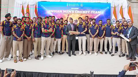 வீரர்கள் கையொப்பமிட்ட பேட்டை தூதரக அதிகாரிக்கு பரிசளித்த இந்திய அணி கேப்டன் ஷுப்மன் கில். உடன் இந்திய அணி வீரர்கள்.