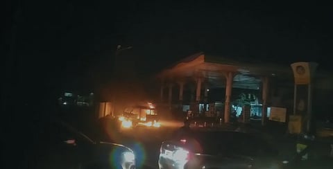 தீப்பிடித்து எரிந்த வேன் 