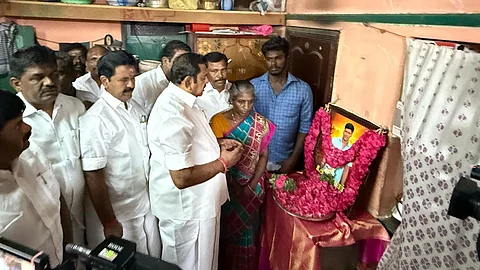 காவலாளி அஜித்குமார் படத்துக்கு மாலை அணிவித்து மரியாதை செலுத்திய எடப்பாடி பழனிசாமி.