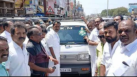எடப்பாடி வருகை: ஆட்டோக்களில் ஸ்டிக்கா் ஒட்டி அதிமுகவினா் பிரசாரம்