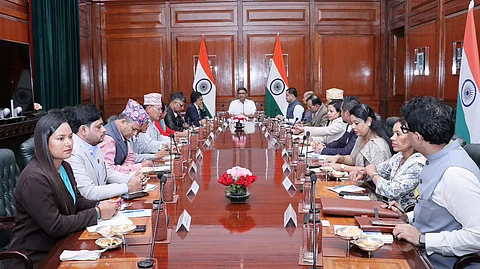 மத்திய வெளியுறவுத் துறை செயலாளர் விக்ரம் மிஷ்ரியுடன் நேபாள அனைத்துக் கட்சிக் குழு எம்.பிகள்