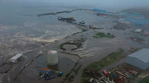 ரஷியாவின் செவெரோ - குரில்ஸ்க் மீன்பிடித் துறைமுகத்தின் மீது சுமார் 19 அடி உயரமான சுனாமி அலைகள் தாக்கின...