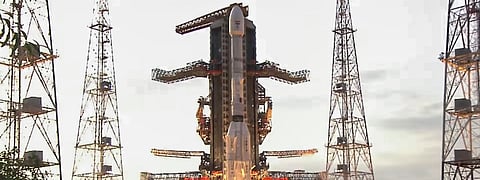 நிசார் செயற்கைக்கோள் ஆந்திர மாநிலம் ஸ்ரீஹரிகோட்டாவில் உள்ள சதீஷ் தவான் ஏவுதளத்திலிருந்து ஜி.எஸ்.எல்.வி. எப்-16 ராக்கெட் மூலம் இன்று மாலை 5.40 மணிக்கு வெற்றிகரமாக விண்ணில் ஏவப்பட்டது.