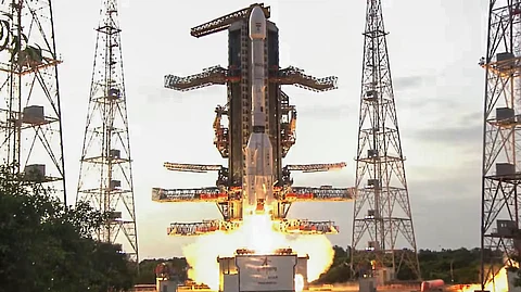 நிசார் செயற்கைக்கோள் ஆந்திர மாநிலம் ஸ்ரீஹரிகோட்டாவில் உள்ள சதீஷ் தவான் ஏவுதளத்திலிருந்து ஜி.எஸ்.எல்.வி. எப்-16 ராக்கெட் மூலம் இன்று மாலை 5.40 மணிக்கு வெற்றிகரமாக விண்ணில் ஏவப்பட்டது.