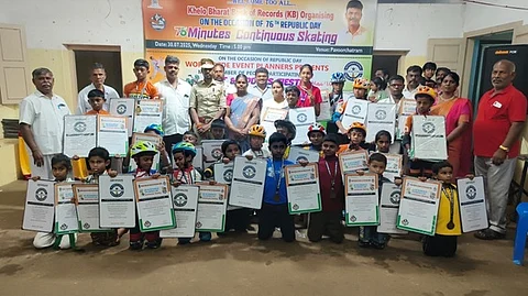 சாதனை மாணவா்களுக்கு பாராட்டு