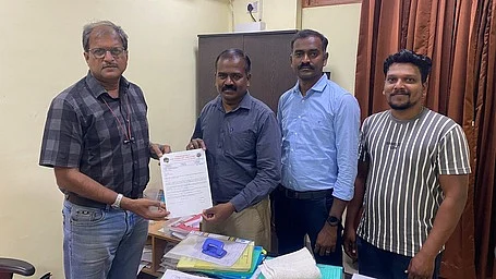 மூத்த கோட்ட வா்த்தக மேலாளா் டி.எல்.கணேஷிடம் கோரிக்கை மனு அளித்த தென்காசி மாவட்ட ரயில் பயணிகள் சங்கத் தலைவா் பாண்டியராஜா.