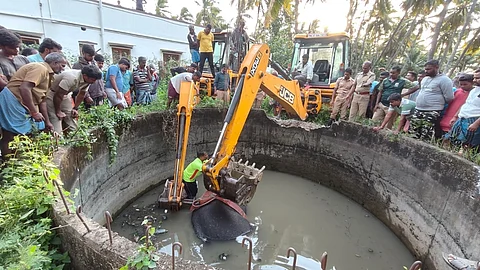 விவசாய கிணற்றுக்குள் தவறி விழுந்து உயிரிழந்த காட்டு யானையை பொக்லைன் கனரக வாகனம் மூலம் மீட்கும் தீயணைப்புத் துறையினர் மற்றும் வனத்துறையினர் . 