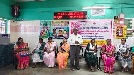 விழாவில் பேசுகிறாா் டாக்டா்.அப்துல்அஜீஸ்.