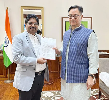 செய்தி உண்டு...
தில்லியில் மத்திய சிறுபான்மையின விவகாரத் துறை  அமைச்சா் கிரண் ரிஜிஜுவை வெள்ளிக்கிழமை சந்தித்து மனு அளித்த  திமுக எம்பி வில்சன்.