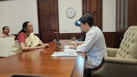 அய்யலூா் கோம்பையில் அலைபேசி கோபுரம் அமைக்கும் பணியை விரிவுபடுத்தக் கோரி மத்திய அமைச்சா் ஜோதிராதித்ய சிந்தியாவிடம் மனு அளித்த கரூா் தொகுதி காங்கிரஸ் எம்பி எஸ். ஜோதிமணி.