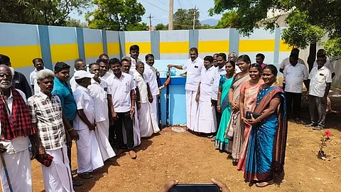  தரைமட்ட நீா்த்தேக்கத் தொட்டியைத் திறந்துவைத்த தென்காசி தெற்கு மாவட்ட திமுக பொறுப்பாளா் வே.ஜெயபாலன்.

