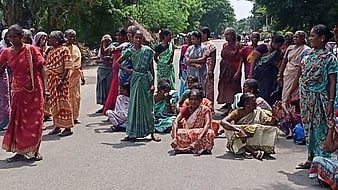 பெண்ணாடம் அருகே சாலை மறியலில் ஈடுபட்ட இறந்தவரின் உறவினா்கள்.

