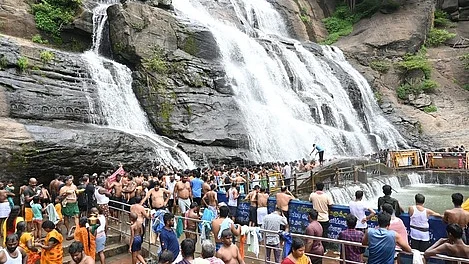 குற்றாலம் பேரருவியில் குளித்து மகிழ குவிந்த சுற்றுலாப்பயணிகள்.

