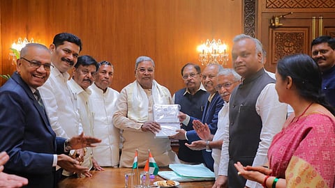 கர்நாடக முதல்வர் சித்தராமையாவிடம் அறிக்கையை சமர்ப்பித்த தனி நபர் ஆணையம்