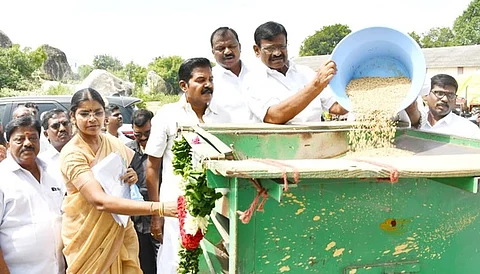 திருத்தணி ஒழுங்குமுறை வேளாண்மை விற்பனை கூடத்தில் சொா்ணவாரி பருவத்தை தொடங்கி வைத்த அமைச்சா் சா.மு.நாசா்.