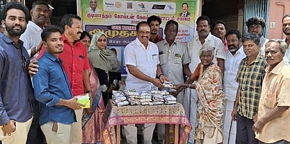 ஆதரவற்றோருக்கு  அன்னதானம்  வழங்கிய  நகா்மன்றத்  தலைவா்  எஸ்.செளந்தரராஜன்.