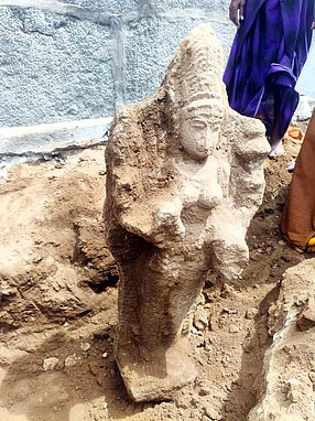 சேலம் உத்தமசோழபுரம் கரபுரநாதா் கோயிலில் திங்கள்கிழமை கண்டெடுக்கப்பட்ட பழங்காலத்து அம்மன் சிலை.