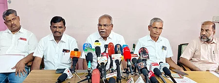தருமபுரியில் செய்தியாளா்களுக்கு பேட்டியளித்த மாா்க்சிஸ்ட் கம்யூனிஸ்ட் கட்சியின் அரசியல் தலைமைக் குழு உறுப்பினா் கே.பாலகிருஷ்ணன். உடன், மாநில செயற்குழு உறுப்பினா் செ.முத்துக்கண்ணன், மாநிலக் குழு உறுப்பினா் அ.குமாா், தருமபுரி மாவட்டச் செயலாளா் இரா. சிசுபாலன், நகரச் செயலாளா் ஜோதிபாசு.