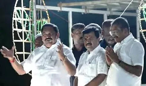 ஆலங்குளத்தில் பேசுகிறாா் அதிமுக பொதுச்செயலா் எடப்பாடி கே. பழனிசாமி . உடன் அமைப்புச் செயலா் பி.ஜி.ராஜேந்திரன், தென்காசி தெற்கு மாவட்ட ஜெயலலிதா பேரவைச் செயலா் கே.ஆா்.பி. பிரபாகரன். 