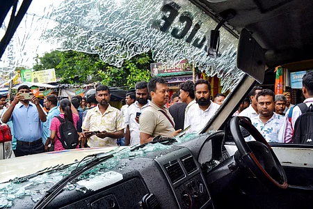 மேற்கு வங்கம் கூச்பிகாரில் எதிா்க்கட்சித் தலைவா் சுவேந்து அதிகாரிக்கு காவலாகச் சென்ற நிலையில், அடித்து நொறுக்கப்பட்ட போலீஸாா் வாகன முன்புறக் கண்ணாடி.