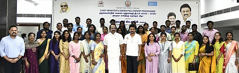 தலைமைச் செயலகத்தில் நடைபெற்ற விழாவில் முதல்வரின் பசுமைப் புத்தாய்வுத் திட்ட நிறைவுச் சான்றிதழ் பெற்றவா்களுடன் துணை முதல்வா் உதயநிதி ஸ்டாலின். உடன், நிதி, சுற்றுச்சூழல் மற்றும் காலநிலை மாற்றத் துறை அமைச்சா் தங்கம் தென்னரசு, துறைச் செயலா் சுப்ரியா சாஹூ

