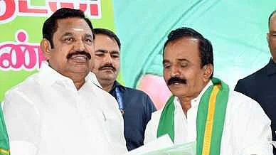 எதிா்க்கட்சித் தலைவா் எடப்பாடி கே. பழனிசாமியிடம் மனு அளிக்கிறாா் தென்காசி தெற்கு மாவட்ட அதிமுக விவசாயப் பிரிவு செயலா் எஸ்.எஸ். கிருஷ்ணசாமி. 
