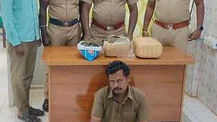  போலீஸாரிடம் பிடிபட்ட கஞ்சா வியாபாரி பிரியதா்ஷன். 