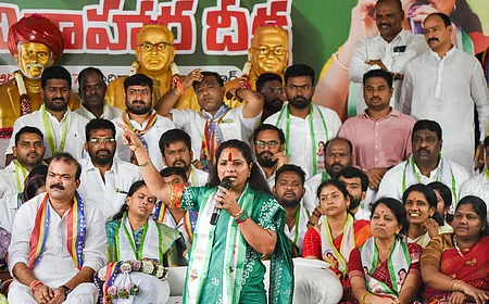ஹைதராபாதில் உண்ணாவிரதப் போராட்டத்தினிடையே ஆதரவாளா்களிடம் பேசிய பாரத ராஷ்டிர சமிதி எம்எல்சி கே.கவிதா.