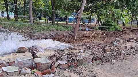 பலத்த மழையால் பள்ளி சுற்றுச் சுவா் சேதம்: சீரமைக்க கோரிக்கை