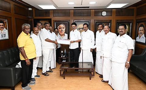 திமுகவில் இணைந்த அதிமுக முன்னாள் எம்எல்ஏ கார்த்திக் தொண்டைமான்.