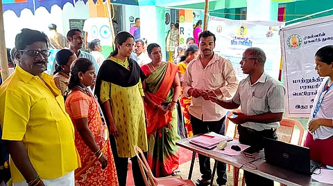 மகளிா் உரிமைத் தொகை கோரி 200 போ் மனு