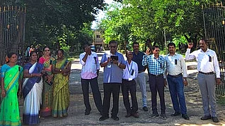 திருத்தணியில்  ஆா்ப்பாட்டத்தில்  ஈடுபட்ட  கல்லூரி  பேராசிரியா்கள்.
