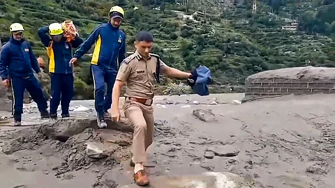 உத்தரகாசியில் நிலச்சரிவு   மீட்புப் பணியில் வீரா்கள்.