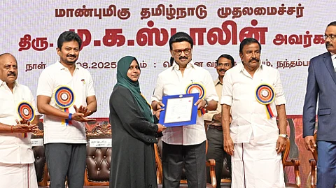 நகராட்சி நிா்வாகம் மற்றும் குடிநீா் வழங்கல் துறை சாா்பில் சென்னையில் புதன்கிழமை நடைபெற்ற நிகழ்ச்சியில் பெண்ணுக்கு பணி நியமன ஆணையை வழங்கிய முதல்வா் மு.க.ஸ்டாலின். உடன், துணை முதல்வா் உதயநிதி ஸ்டாலின், அமைச்சா்கள் கே.என்.நேரு, தா.மோ.அன்பரசன், சென்னை மே