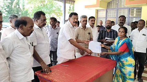 பயனாளிக்கு வீடு கட்ட  ஆணையை வழங்கிய  கும்மிடிப்பூண்டி  எம்எல்ஏ டி.ஜெ.கோவிந்தராஜன் .