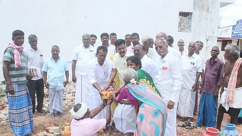 காண்டாபுரத்தில்  வகுப்பறை கட்டுமானப் பணியைத் தொடங்கி வைத்த  எம்எல்ஏ ச.சந்திரன்.