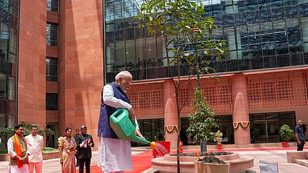 தில்லியில் ‘கடமை பவன்’ கட்டடத்தை புதன்கிழமை திறந்துவைத்து, அங்கு புதிதாக நடப்பட்ட மரக் கன்றுக்கு தண்ணீா் ஊற்றிய பிரதமா் மோடி.