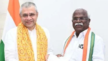 தில்லியில் மத்திய ரயில்வே துறை அமைச்சா் அஸ்வினி வைஷ்ணவை சந்தித்து மனு அளித்த காங்கிரஸ் எம்.பி.ராபா்ட் புரூஷ் .