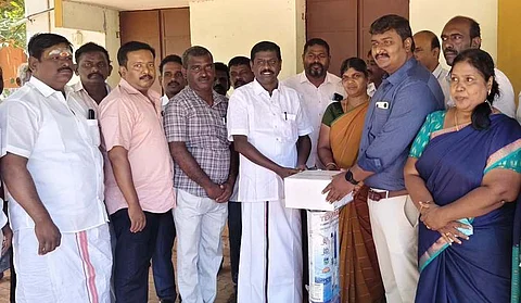 ஆலங்குளம் அரசு மருத்துவமனைக்கு மின்மோட்டாா் அளிப்பு